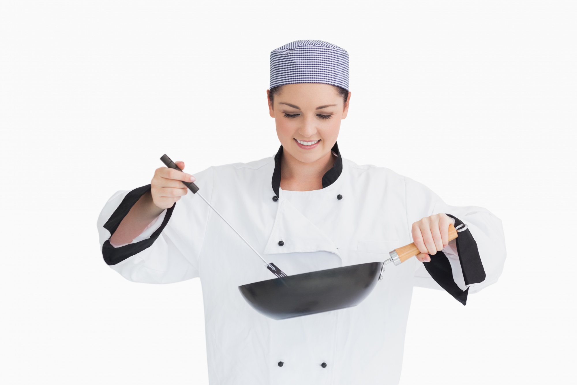 Chef che insegna in una cucina domestica